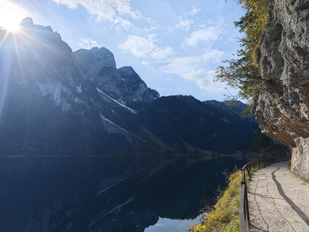 Hier kannst du direkt am See entlang spazieren und hast den perfekten Bergblick