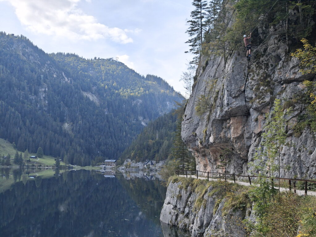 Rechts im Bild die Seilbrücke am Laserer Alpin Klettersteig am Gosausee