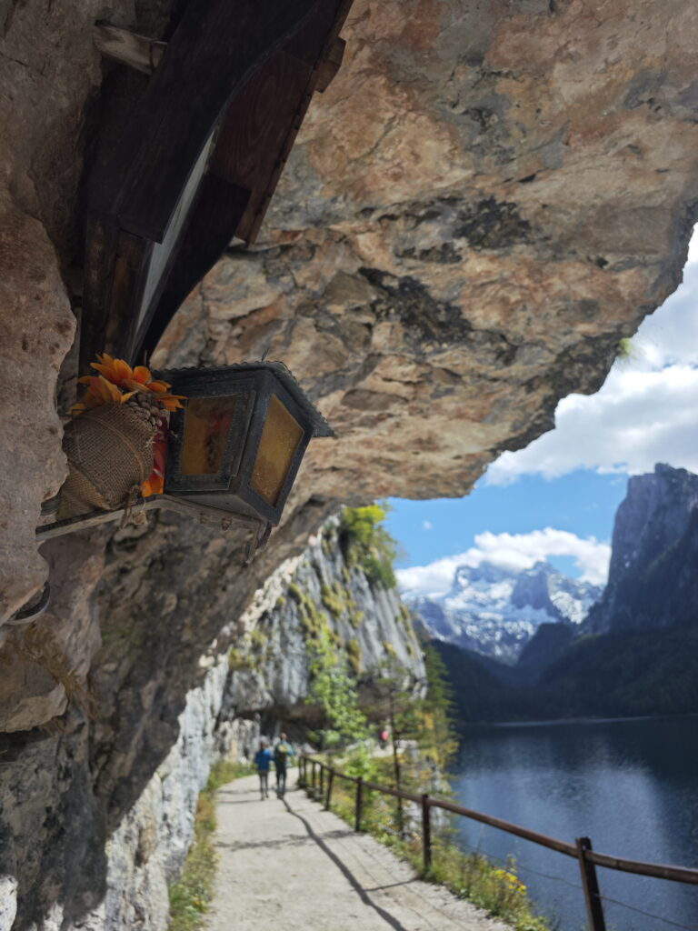 Gosausee Rundweg mit dem Dachsteingletscher