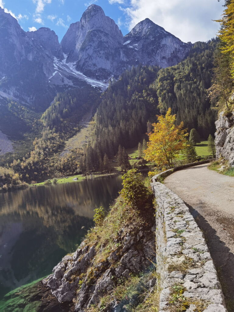 Gosausee Rundweg mit Blick auf den Donnerkogel